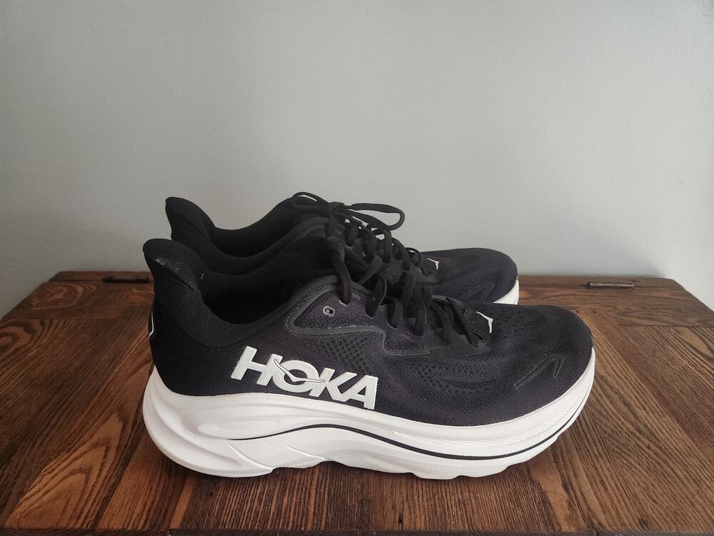 Hoka Clifton 10 Men Black/White Colorway Running Shoes sz 10 EUC